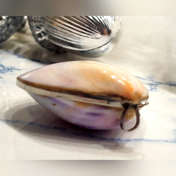 VINTAGE Clam Shell Pendant - Picture 5 of 11